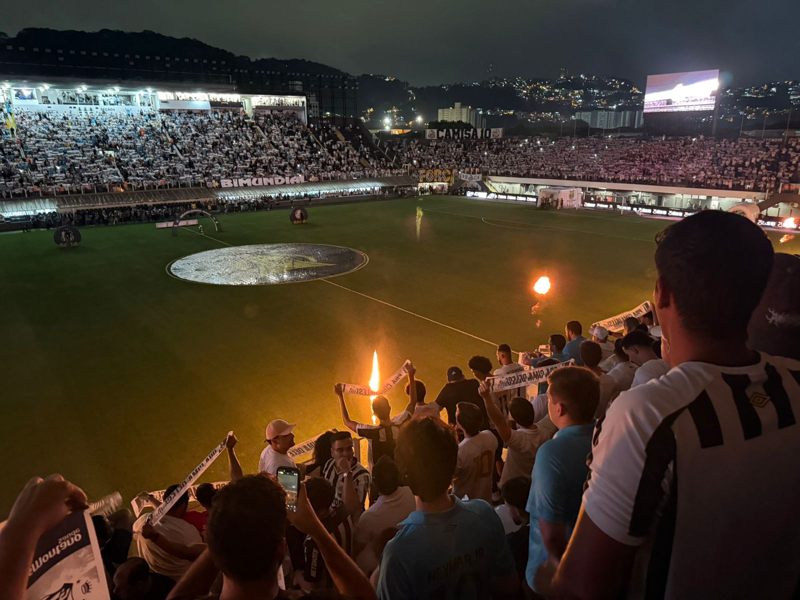 A Vila estava “em chamas” para receber o clássico entre Santos e Palmeiras. Foto: Lais Romagnoli