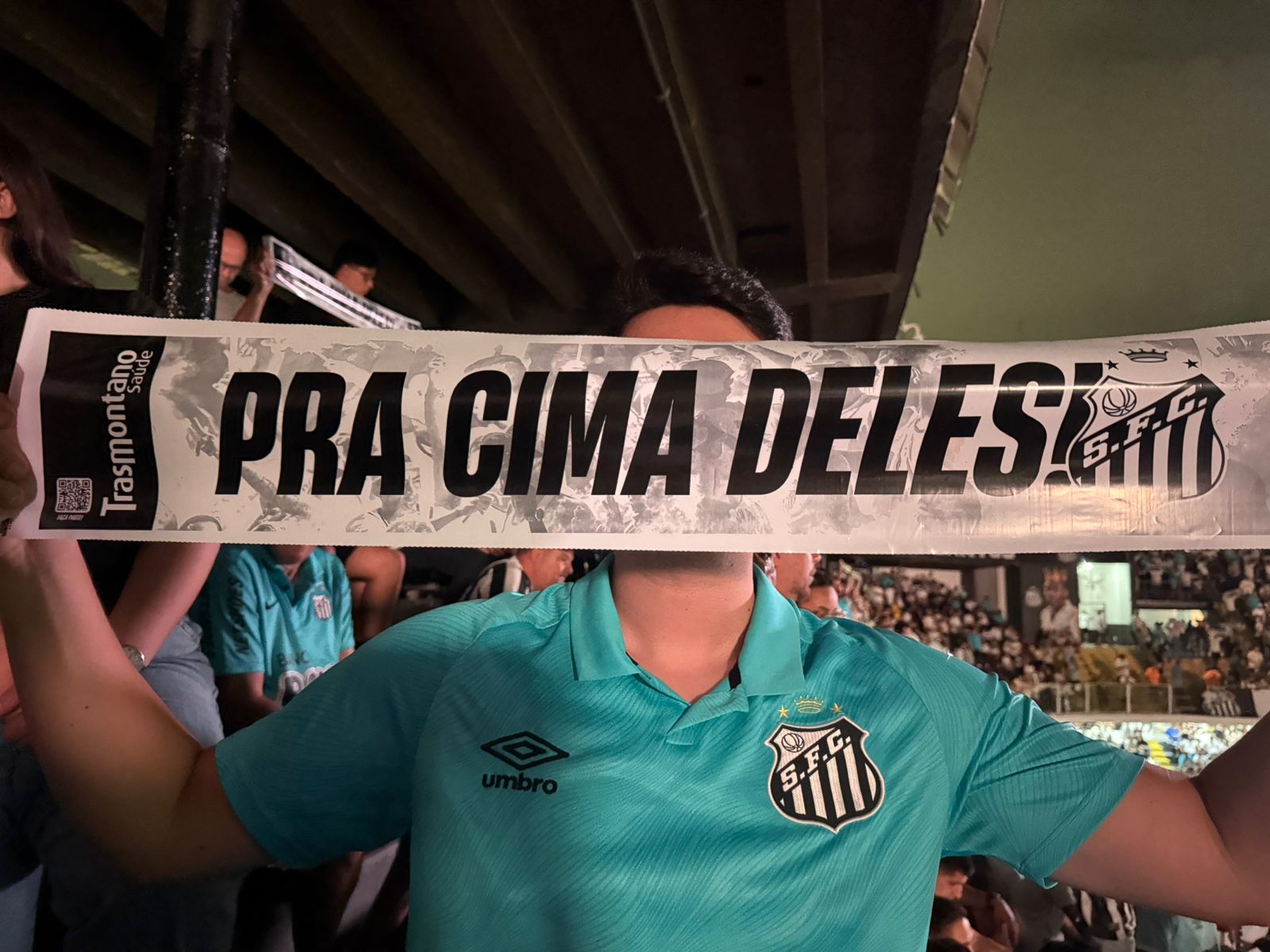 “Pra cima deles”: a força dos torcedores no Alçapão empurrou o Peixe. Foto: Lais Romagnoli