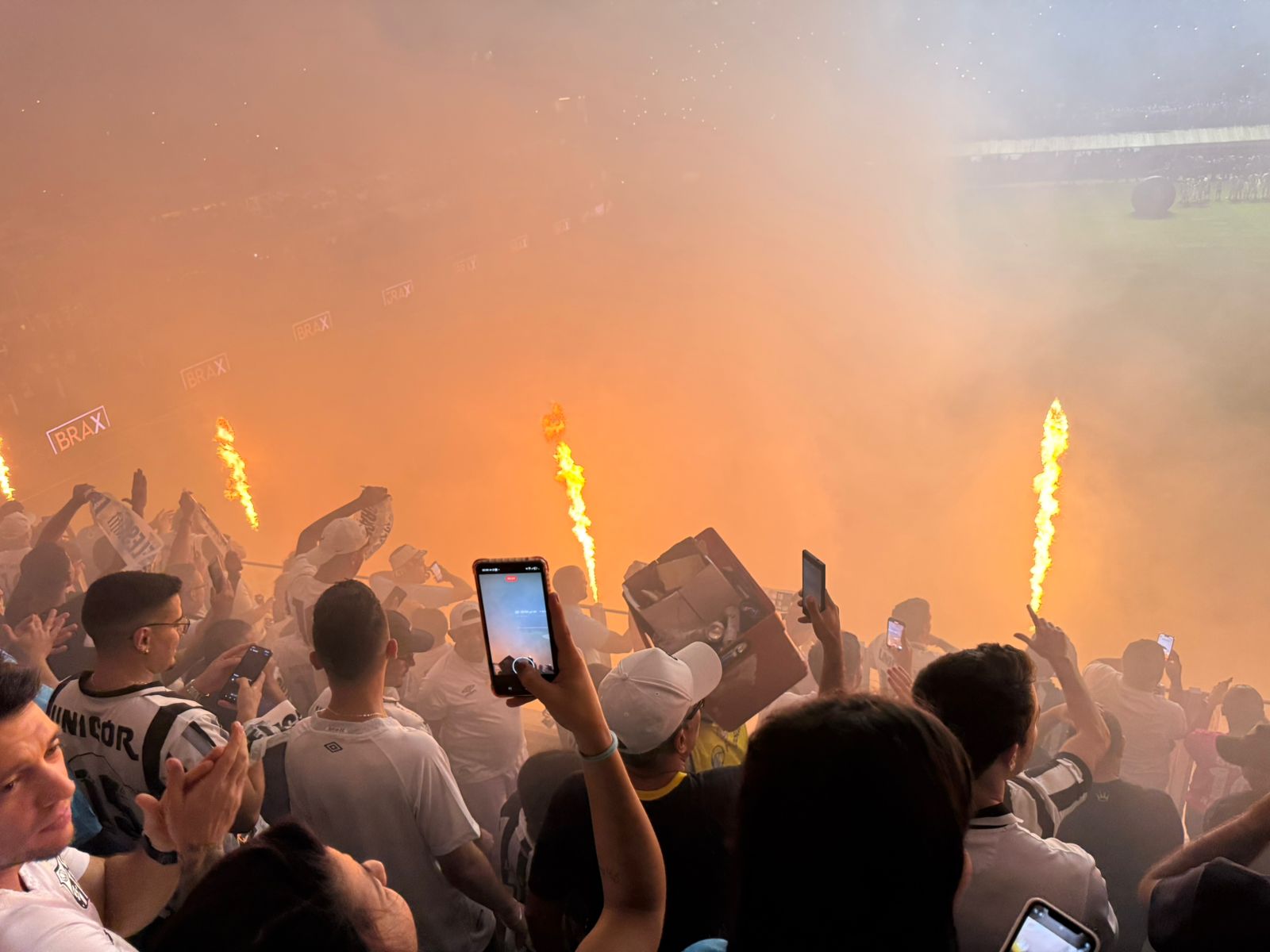 A arquibancada pulsava enquanto os sinalizadores iluminavam a noite santista. Foto: Jalile Elias