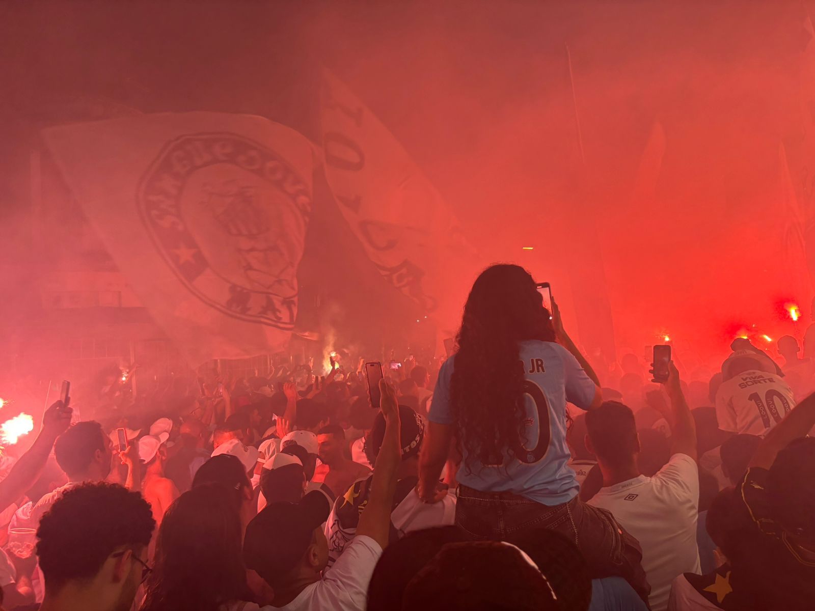 Santistas prepararam um corredor de fogo para recepcionar o ônibus do time. Foto: Jalile Elias
