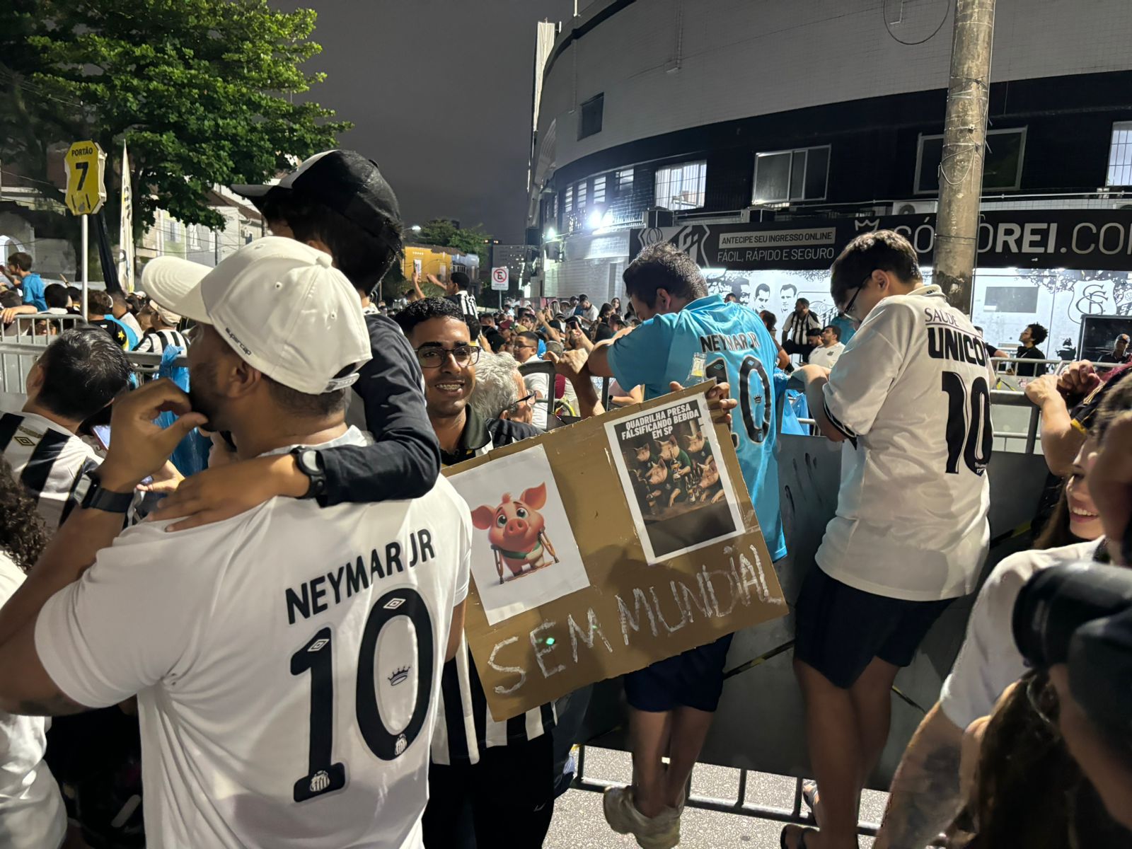 Em meio às provocações de um clássico, torcedor santista estampa a placa de “Sem Mundial”, provocando o Palmeiras devido ao título da Copa Rio de 1951, vencida pelos palmeirenses e considerado por eles um título mundial. Foto: Jalile Elias