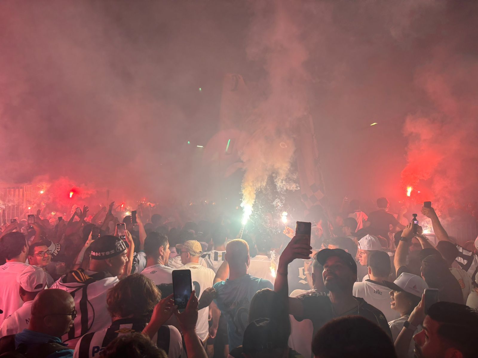Entre sinalizadores e cantos fortes, a recepção da torcida santista incendiou a Vila Belmiro. Foto: Jalile Elias