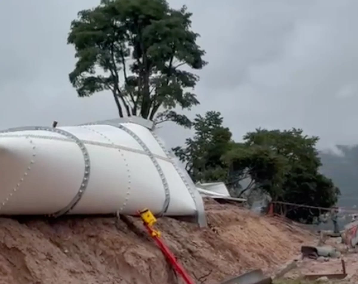 Reprodução: Corpo de Bombeiros | Imagem da caixa d´água amassada