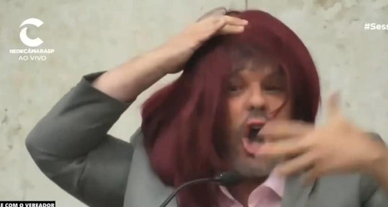 Vereador Adrilles Jorge usando peruca para "imitar uma mulher"