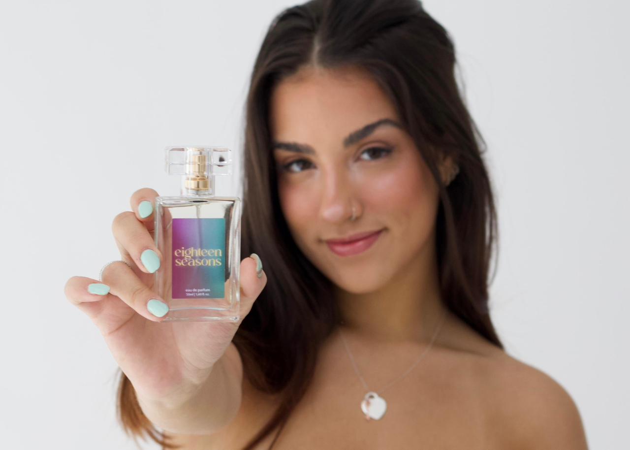 Lis Bella Andreazzi - mulher segurando seu produto