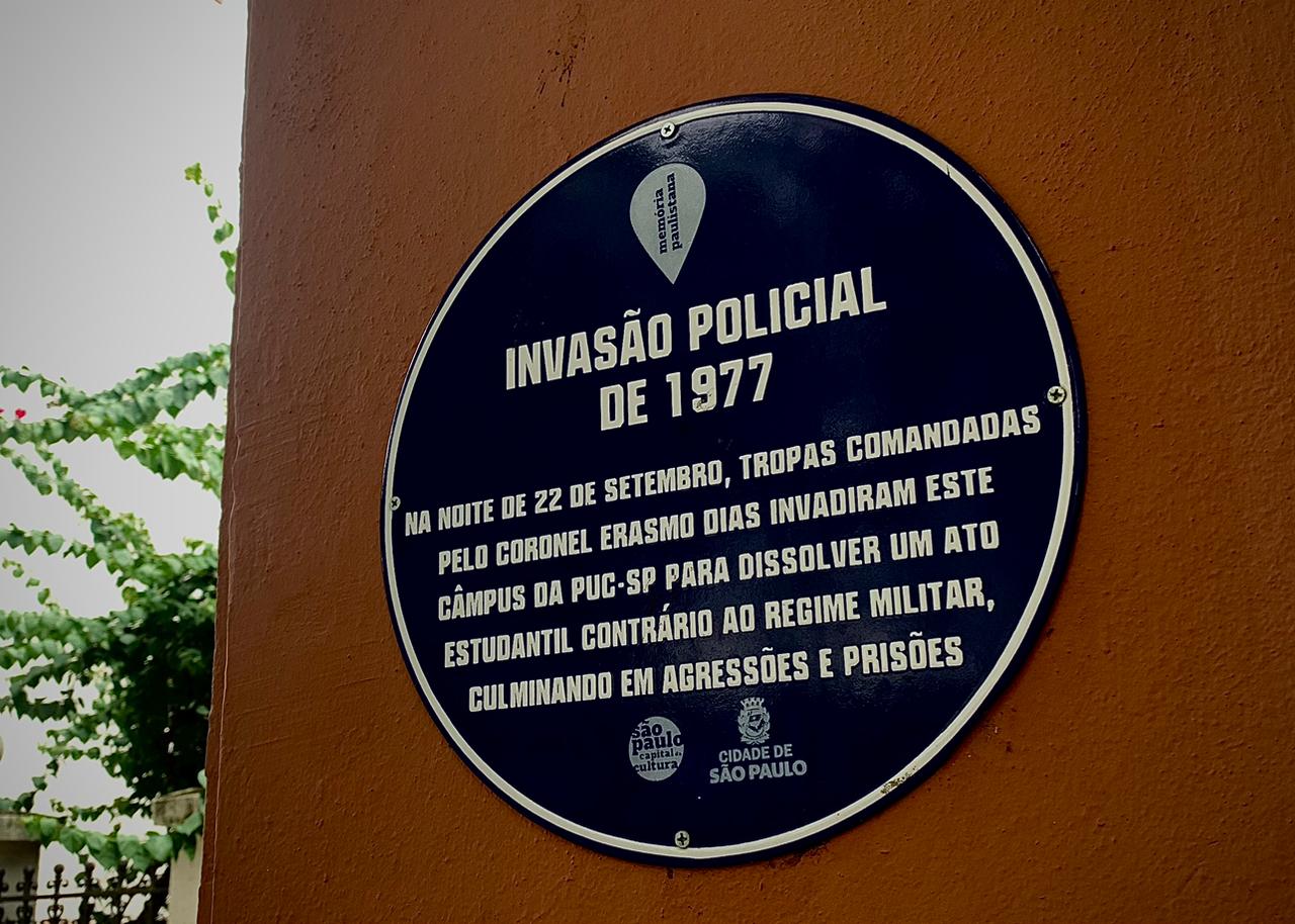 Placa presente na entrada da PUC-SP, em memória à invasão de 1977.  Foto: Carolina Nader (@nadercaroll)