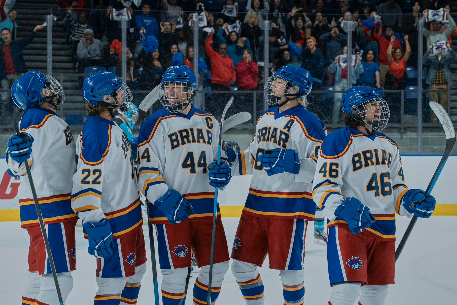 Time de hóquei em quadra, destacando o peso do esporte na rotina e nos conflitos da trama. Foto: Reprodução/Prime Video 