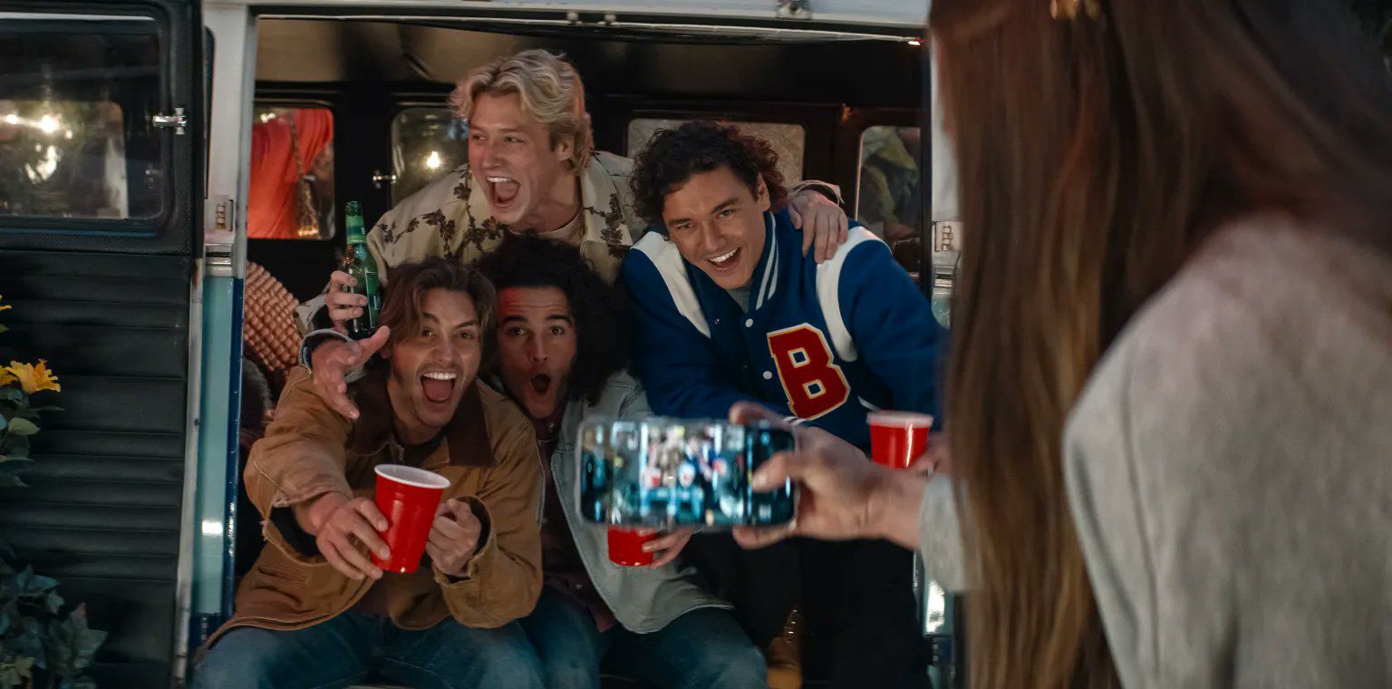 Cenas de festa universitária mostram o núcleo de amizades e o estilo de vida dos protagonistas fora do gelo. Foto: Reprodução/Prime Video 