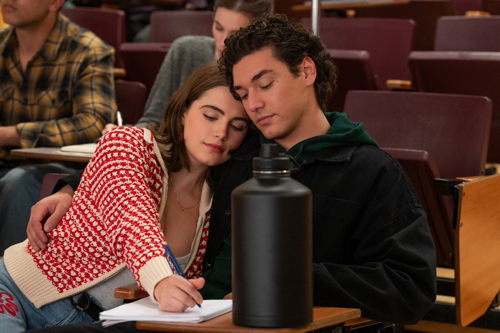 Hannah e Garrett se aproximam durante a sessão de estudos. Foto: Reprodução/Prime Video