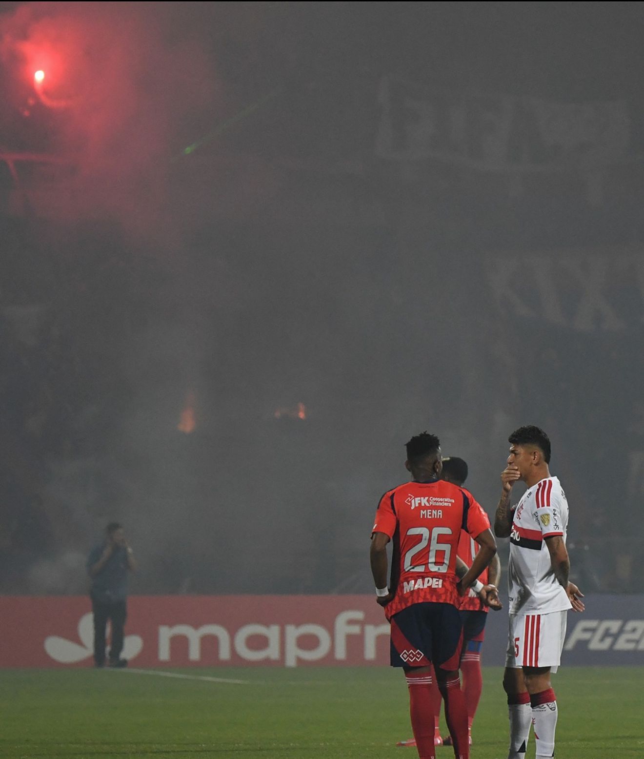 Jogadores em campo minutos antes da partida ser cancelada - Reprodução: @espnbrasil / Instagram