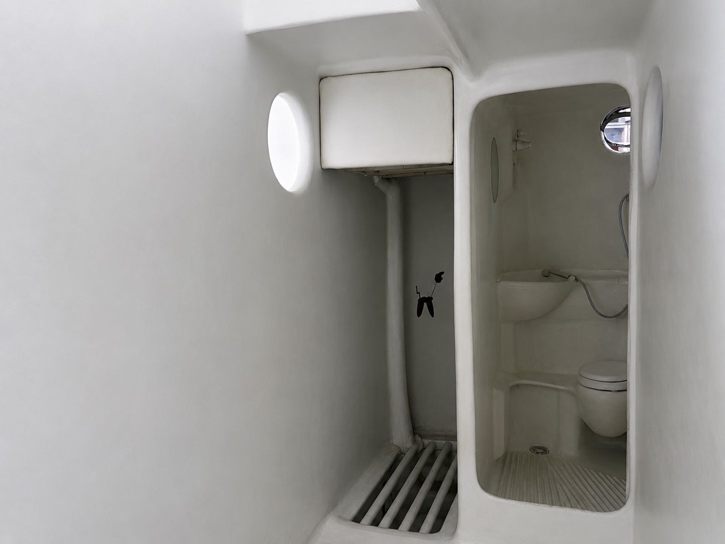 Banheiro compacto da Casa Bola, moldado em módulo único e totalmente branco