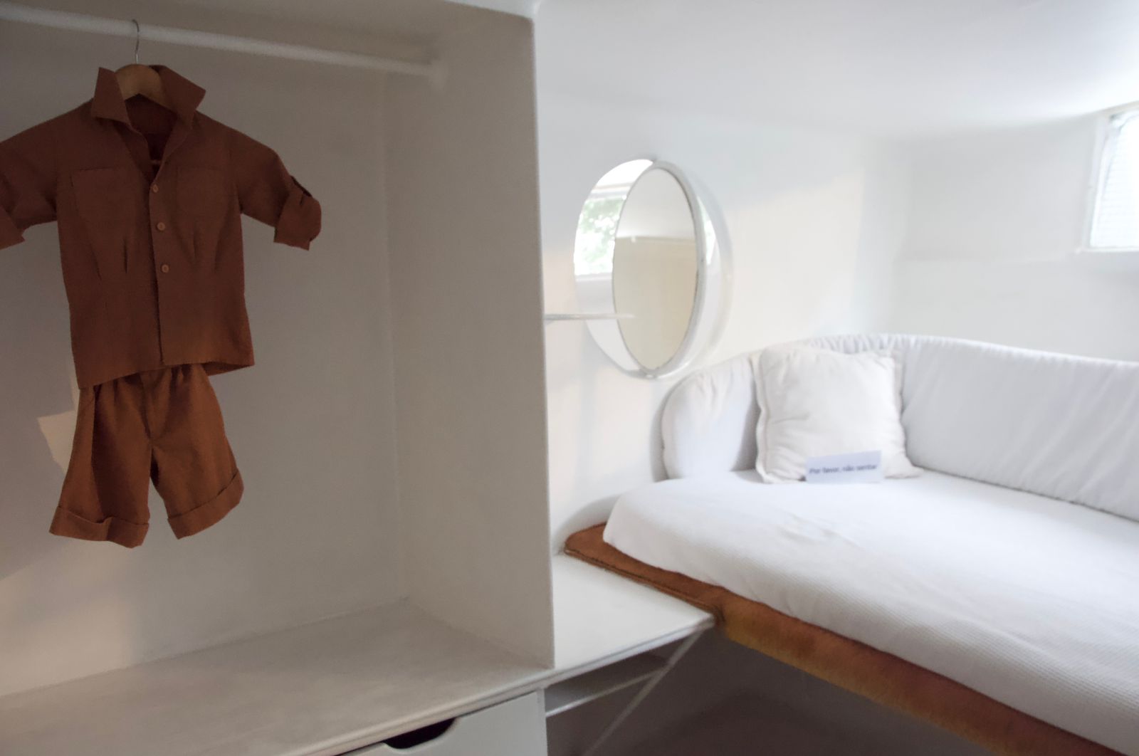 Quarto de criança na Casa Bola, marcado pela simplicidade das formas e pela atmosfera leve e contínua