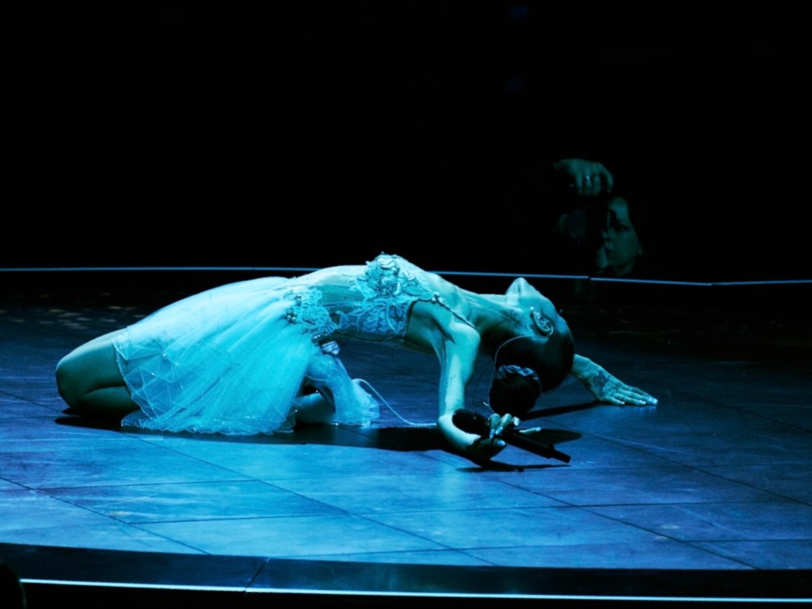 ariana performando