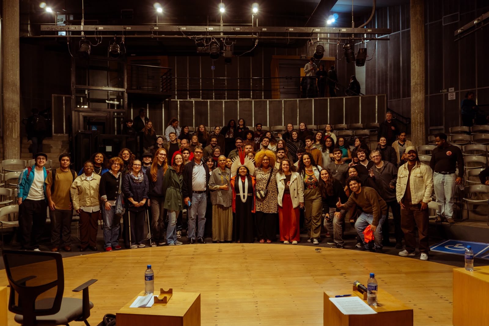 Alunos da PUC-SP reunidos com  Marina Silva, Sonia Guajajara e Ediane Maria no Tucare