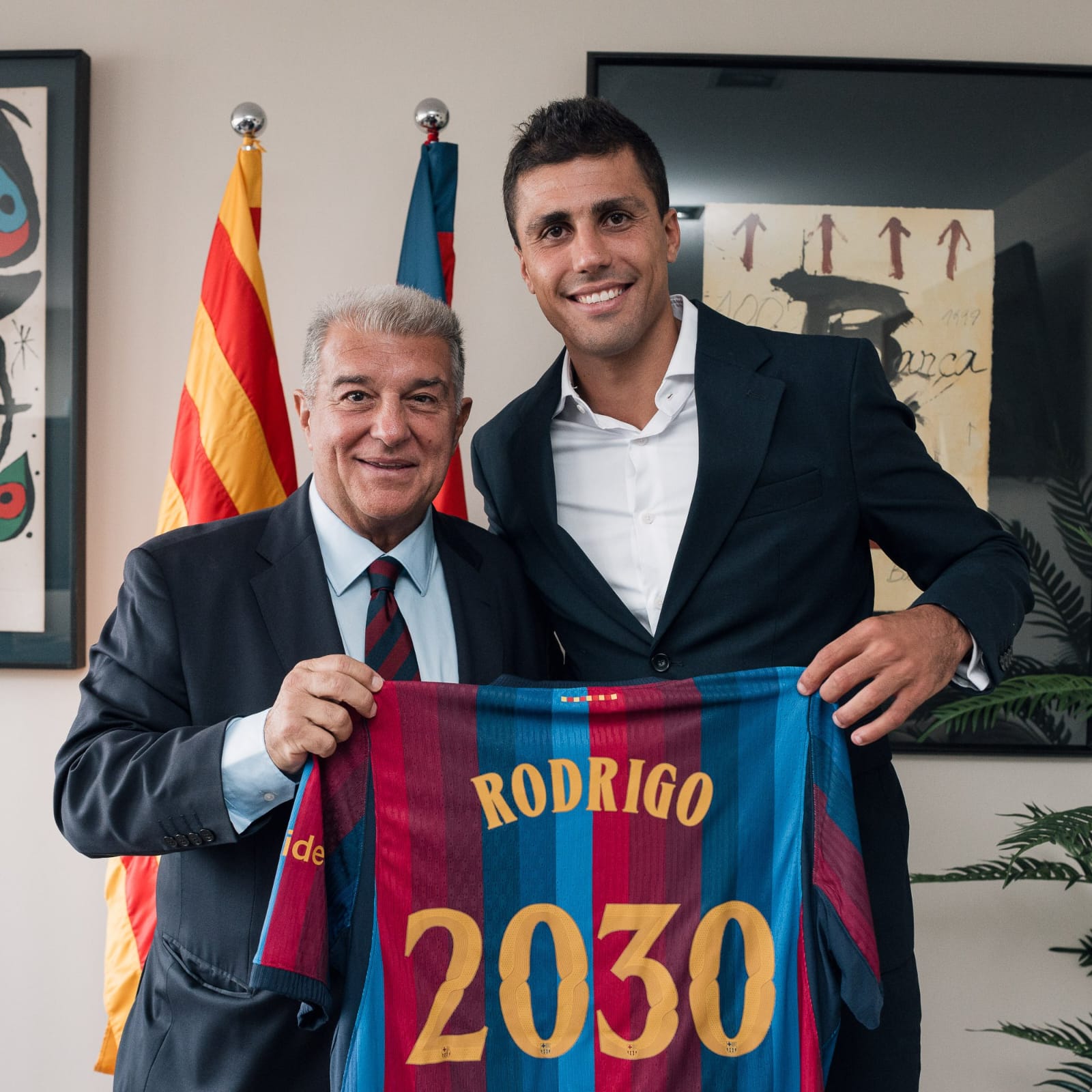Rodri ao lado de Joan Laporta, presidente do Barcelona após assinatura de contrato. / Reprodução: Barcelona, X