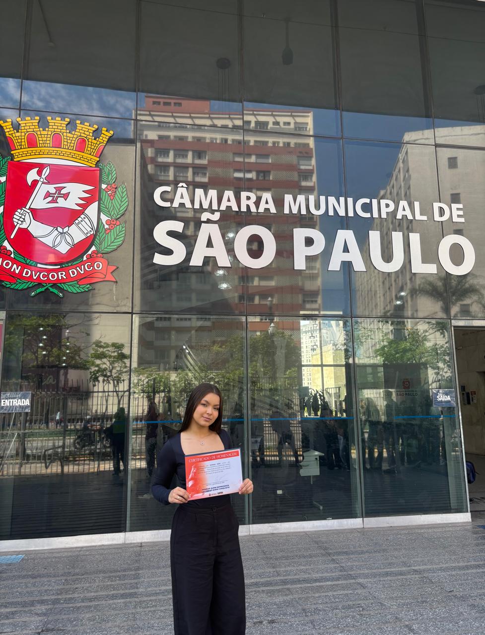 Mulher segurando certificado.
