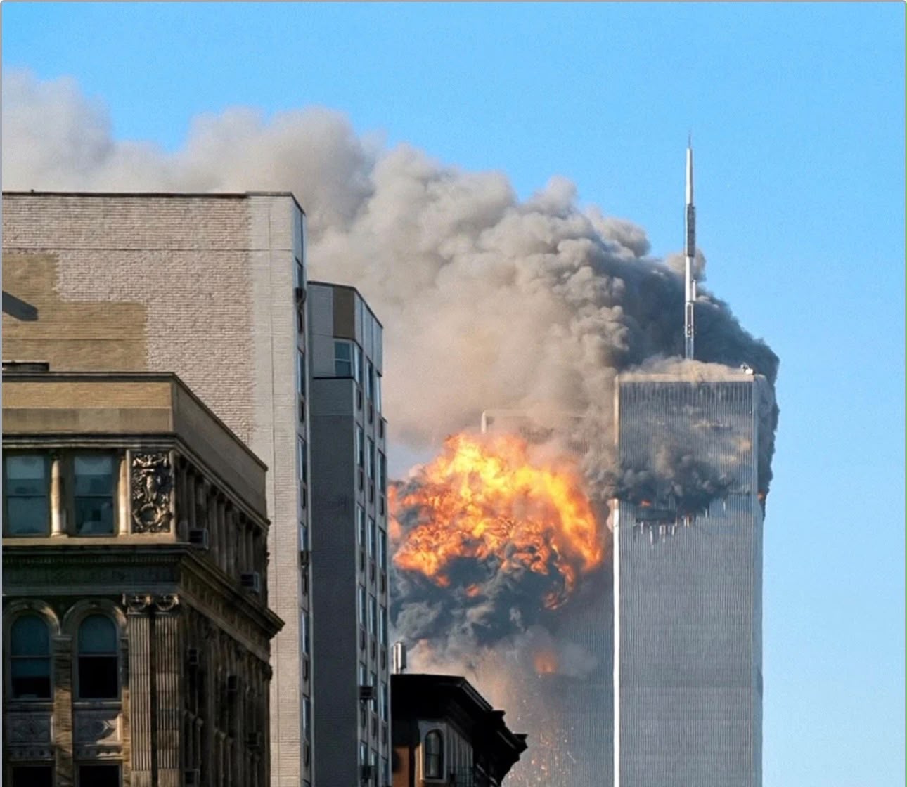 As Torres Gêmeas sendo atingidas em Nova York, em 11 de setembro de 2001. Foto: Robert J. Fisch/Wikimedia Commons. 