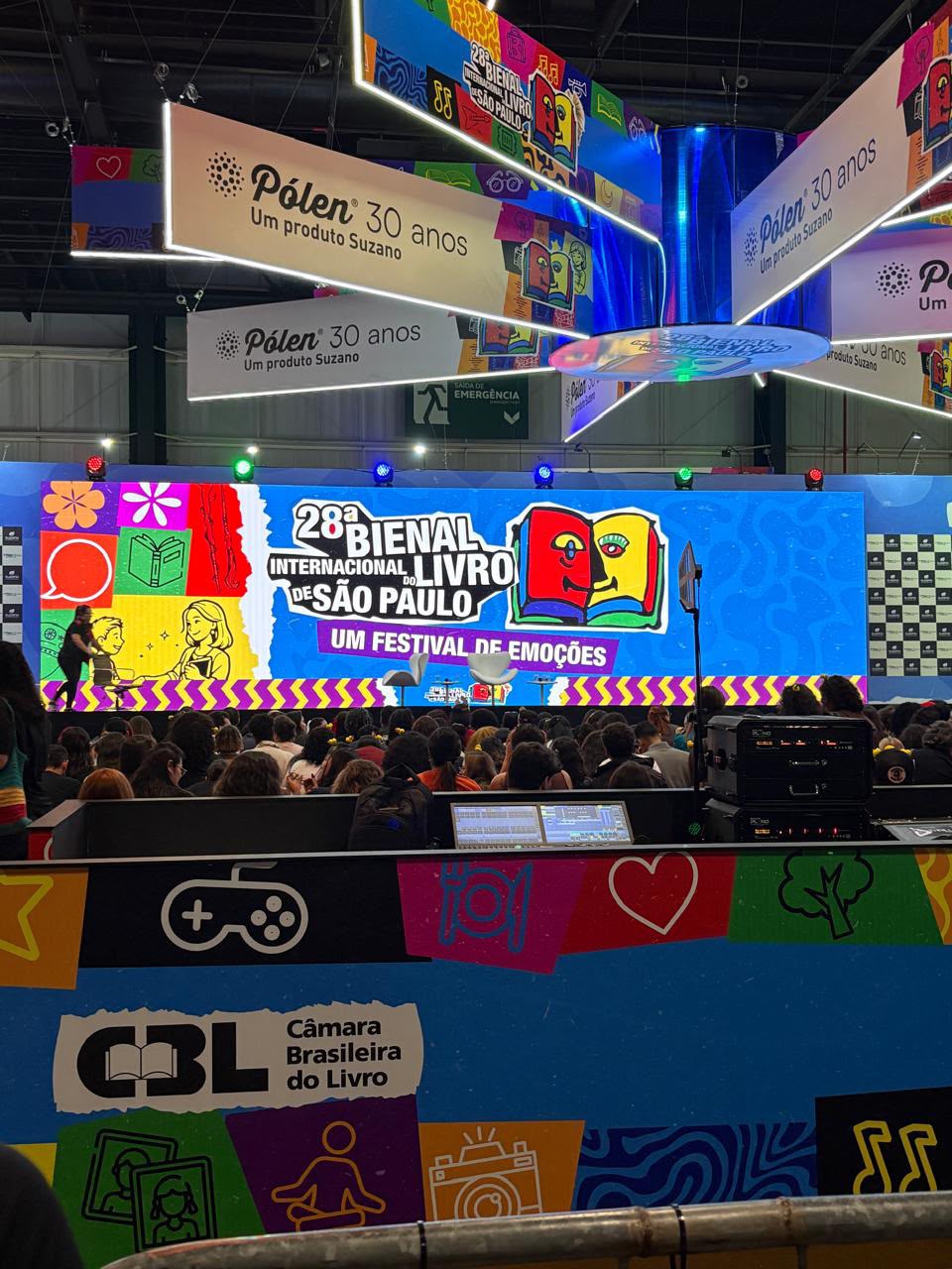 [O Palco Cultural, um dos espaços de destaque da 28ª Bienal do Livro de São Paulo, recebeu palestras, bate-papos e apresentações ao longo do evento, reunindo autores, artistas voltados para um público interessado em literatura e cultura pop. Foto: Gabriela Dias.]