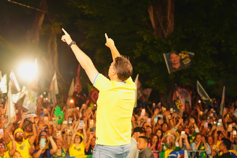 Ao lado de Alfredo Gaspar (PL) e do senador Rogério Marinho (PL), Flávio discursa em Natal, Rio Grande do Norte. Foto:Charles Vieira/Divulgação Campanha Flávio Bolsonaro 