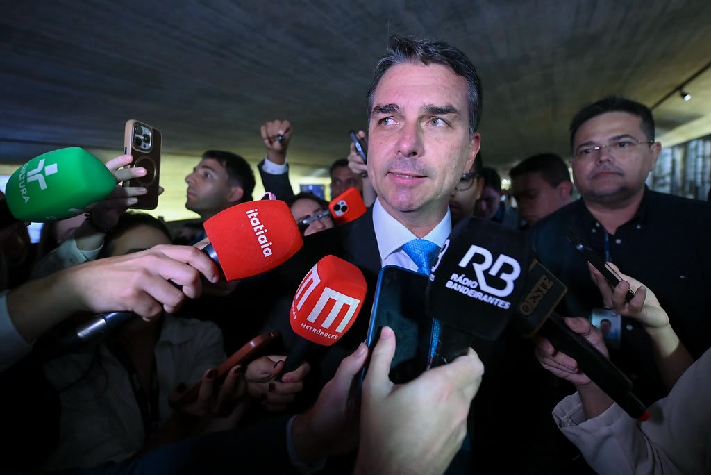 Flávio Bolsonaro em entrevista coletiva, em abril de 2026. Foto: Flickr/Ton Molina/ Agência Senado 
