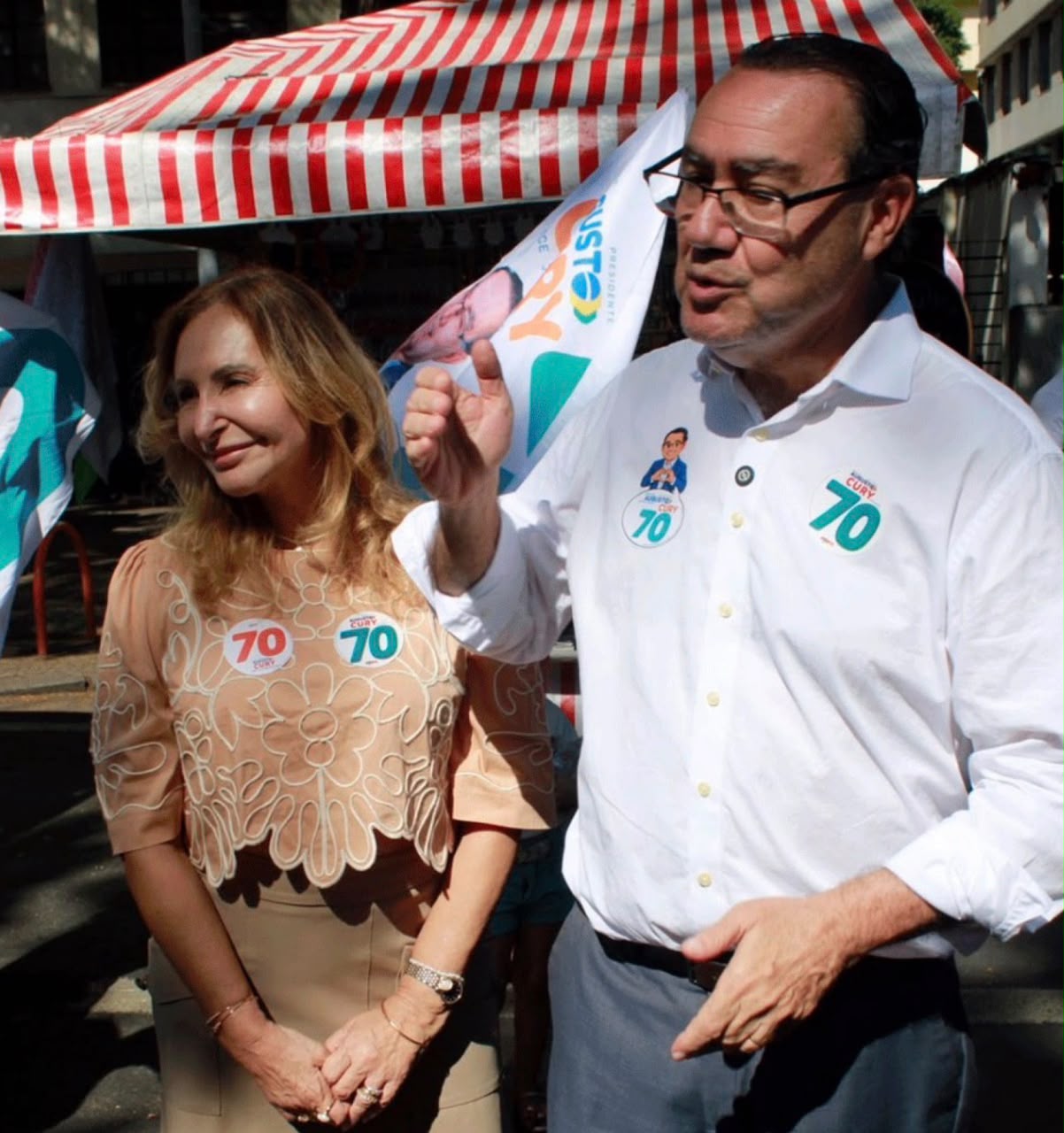Cury e esposa na Feira Hippie, em Belo Horizonte. Foto:Reprodução/ Instagram/ @augustocury