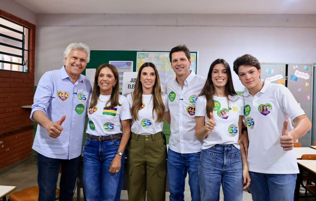 Foto: Daniel Vilela junto de sua família e Ronaldo Caiado no primeiro turno. Reprodução/Instagram/@danielvilelaraiz_ 
