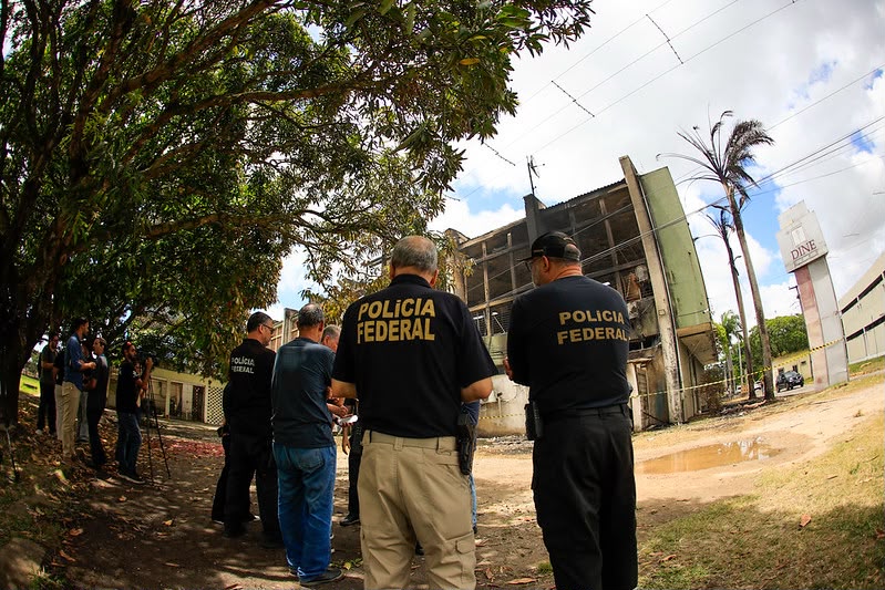 Agentes e peritos da PF examinam o local deteriorado. Foto: Arnaldo Sete/ Divulgação Marco Zero