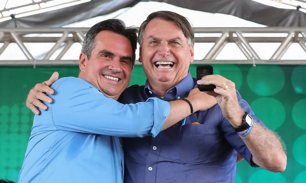 O senador Ciro Nogueira e o ex-presidente Bolsonaro abraçados em 2021, durante um evento no estado do Piauí