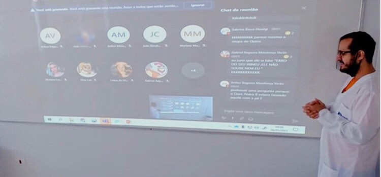 Professor Alexandre ministrando aula on-line durante a pandemia no Colégio Batista.