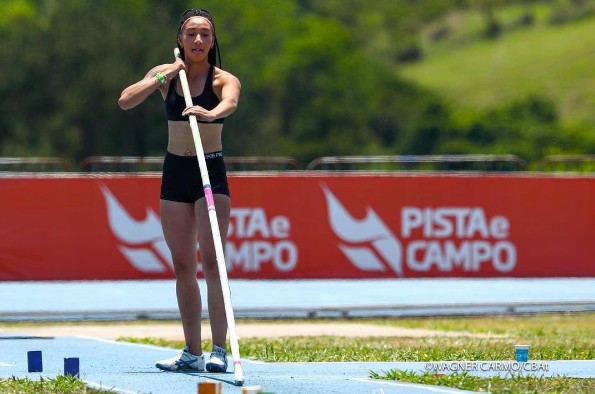 Ysnaira dos Santos no campeonato brasileiro de salto com vara sub-20